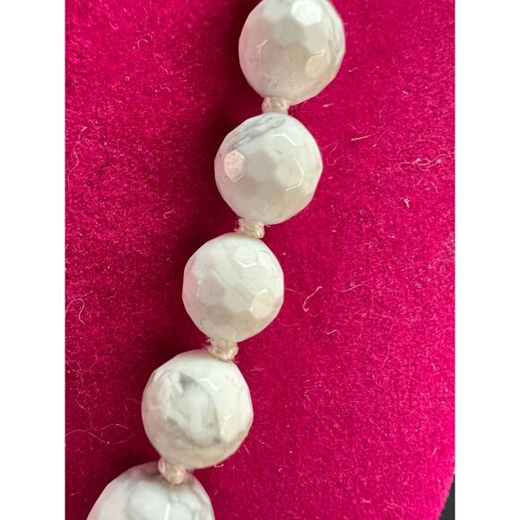 NEW howlite graduated knotted necklace with sterling silver clasp - Picture 12 of 13